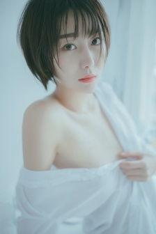 麻豆白若冰,时尚界的新星，魅力四射的模特传奇