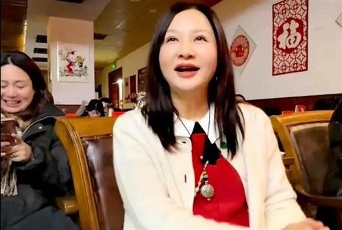麻豆白若冰,时尚界的新星，魅力四射的模特传奇